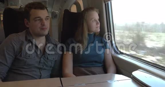 两名乘客从火车窗口望出去视频的预览图