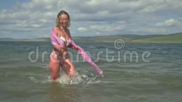 一个穿丝绸衣服的女人在水上行走视频的预览图