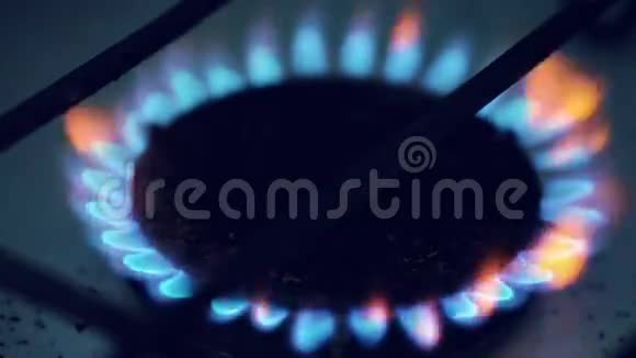 厨房被深蓝色火焰燃烧的气体视频的预览图