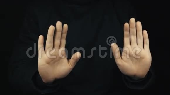 男子手长袖夹克手掌停止和意大利定型手势视频的预览图