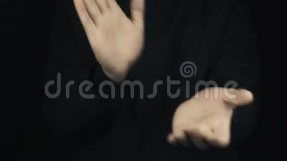 男士双手穿长袖外套举拇指向上手势视频的预览图
