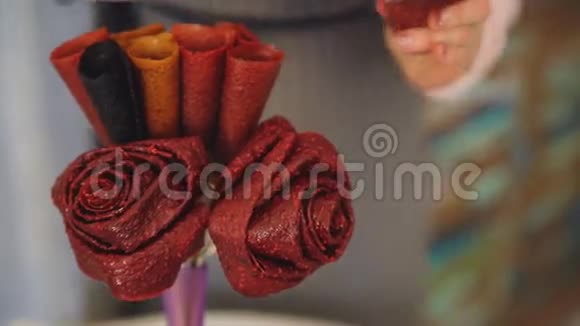 花商厨师女士用棉花糖制作水果和蔬菜花束视频的预览图