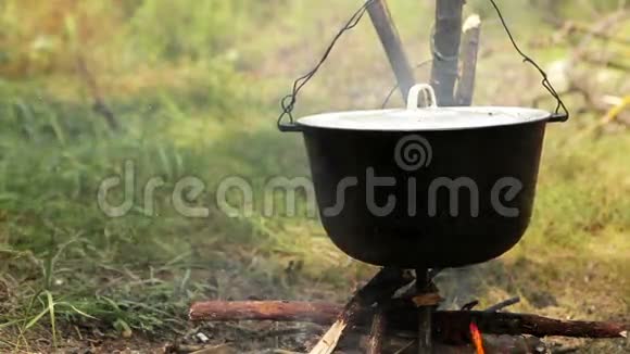 在篝火上煮Ukha鱼苏普视频的预览图