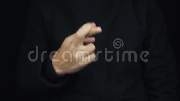男性手长袖夹克交叉手指希望手势视频的预览图