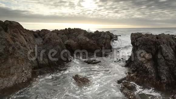在南非海浪拍打悬崖的戏剧性场景视频的预览图
