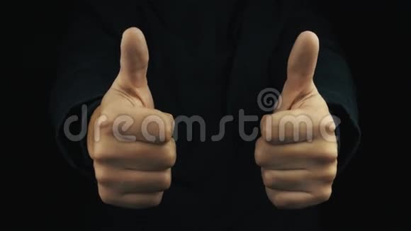 男性手在长袖外套手指手势模仿玩游戏垫视频的预览图