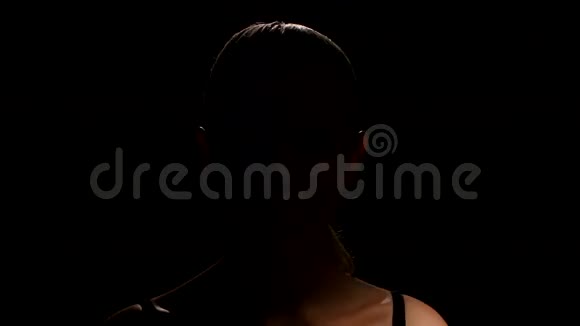年轻女性的肖像化妆黑色的特写视频的预览图