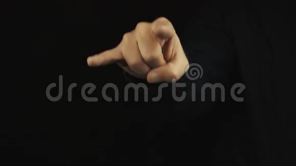 男子穿长袖夹克做指角手势的公牛标志视频的预览图