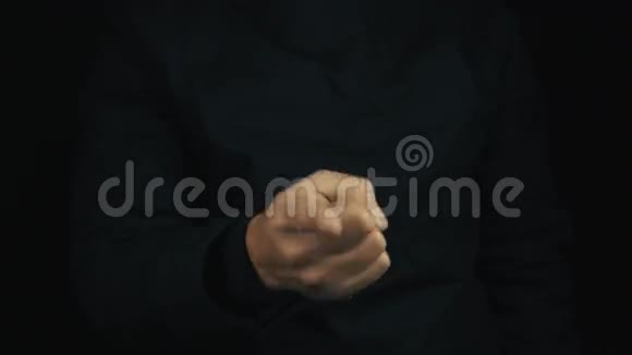 男性手长袖夹克打骂手指手势视频的预览图