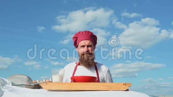 面包师提供各种健康美味的新鲜烘焙面包和糕点微笑的男面包师倒面粉快乐视频的预览图