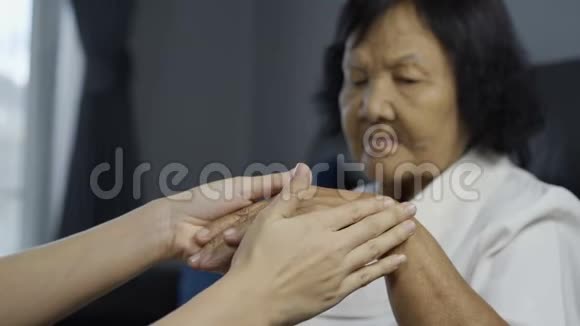 年长妇女的手和年轻的手视频的预览图