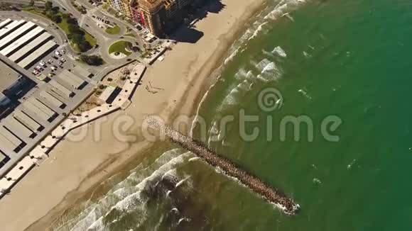 从空中观看海滩海洋购物中心在一个阳光和多风的日子在阿尔伯拉亚巴伦西亚视频的预览图