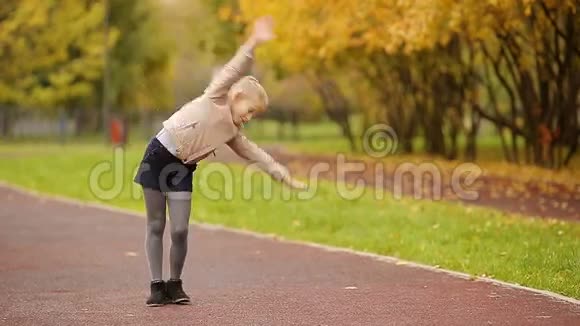 活泼可爱的小女孩在美丽的秋天公园玩视频的预览图