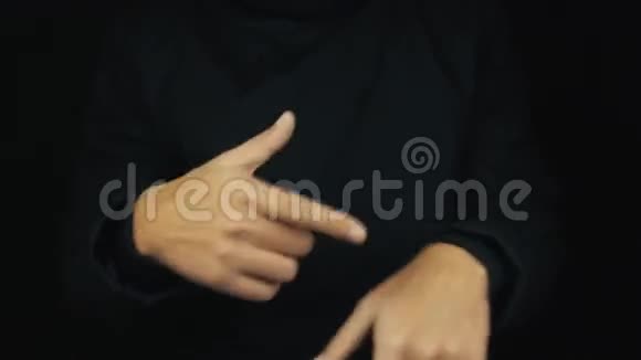 男手穿长袖夹克做嘻哈手指炫耀手势视频的预览图