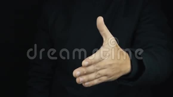 穿长袖夹克的男性将左手向前拉握手视频的预览图