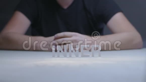 男士双手合成单词获胜者用白色字母表示灰色背景视频的预览图