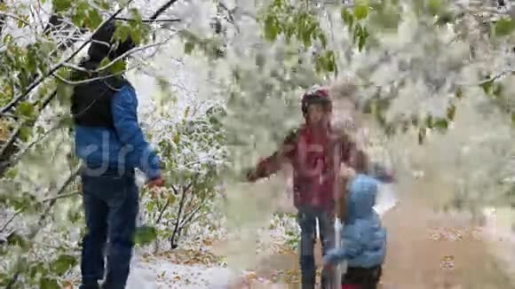 这孩子喜欢公园里树木下的雪视频的预览图