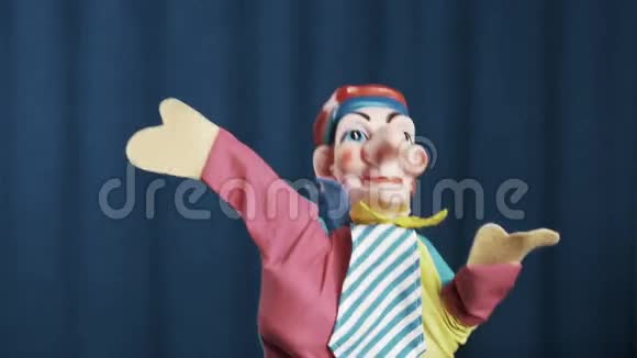 杰斯特手木偶以蓝色背景出现在现场向观众致意视频的预览图