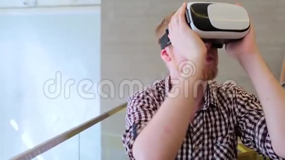 一个留胡子的人在咖啡馆里戴着虚拟现实眼镜视频的预览图