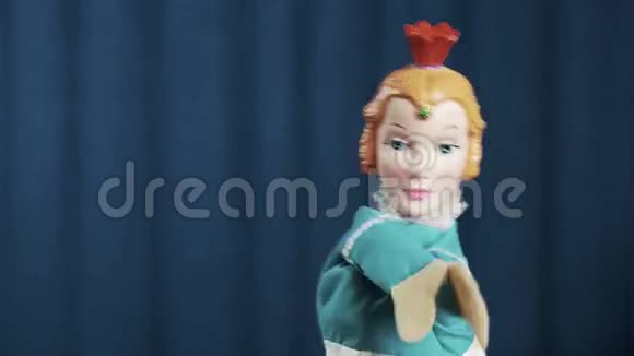 公主手提木偶在蓝色背景上挥舞着手臂视频的预览图