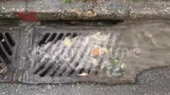 暴雨排水沟街道排水沟视频的预览图