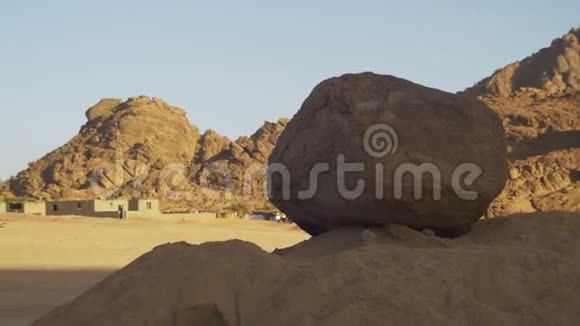埃及沙漠沙地山区和贝都因定居点视频的预览图