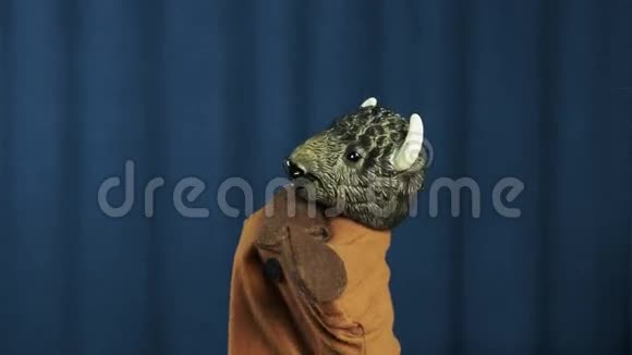 布法罗衫军手偶伸展手臂与蓝色背景视频的预览图