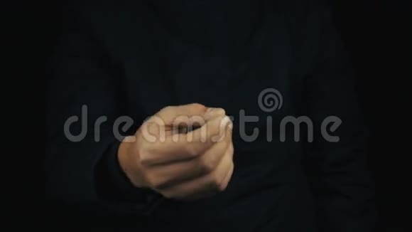 男性手长袖夹克现金手势手指摩擦在一起视频的预览图