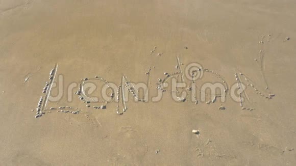 海浪洗涤伦敦写在沙滩上视频的预览图