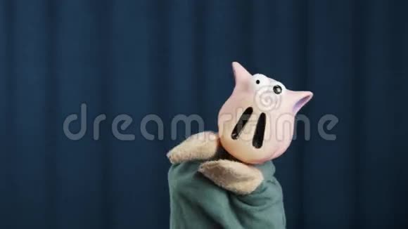 猪手木偶做现金投掷手势消失在蓝色背景下视频的预览图