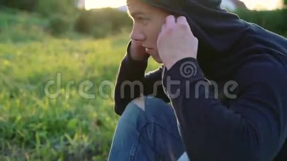 一个英俊的男人用耳机听音乐的自然特征视频的预览图