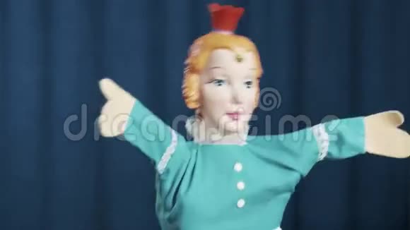 公主手偶搓揉张开双臂在蓝色背景上挥舞视频的预览图