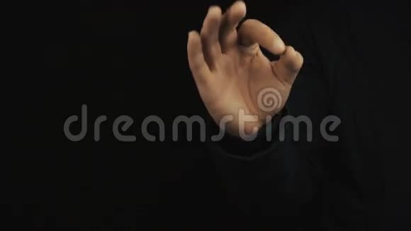 男性穿长袖夹克的手做出各种积极的手指姿势视频的预览图