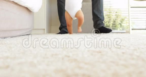 父亲帮助婴儿走过地毯视频的预览图