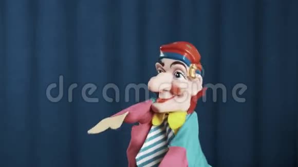 杰斯特手提木偶舞用蓝色背景展开双臂视频的预览图
