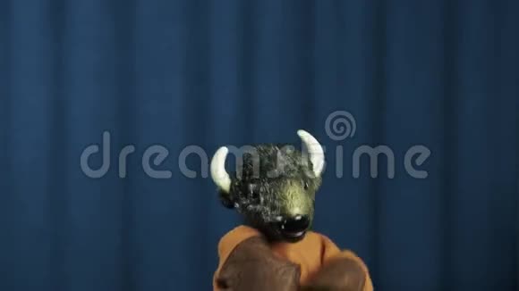 公牛手偶点头用蓝色背景指着并摇动手臂视频的预览图