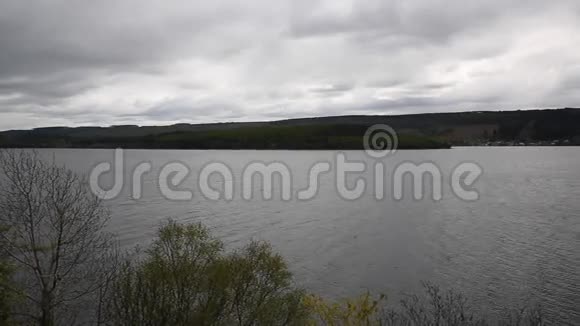 英国尼斯湖畔阴天间多云阴天有全景视频的预览图