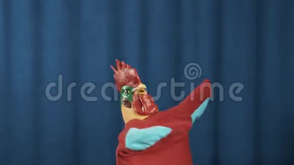 雄鸡手偶用蓝色背景制作痛苦的面部手掌视频的预览图