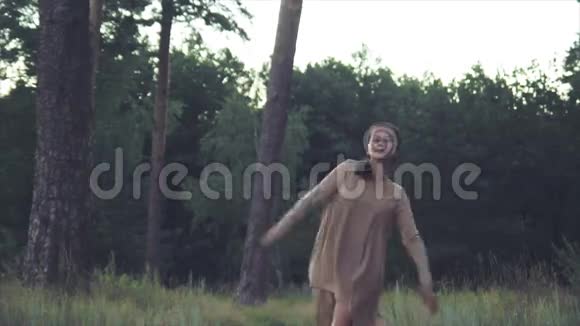 在森林里跳舞的女孩慢动作视频的预览图
