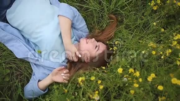 女孩躺在野花里视频的预览图