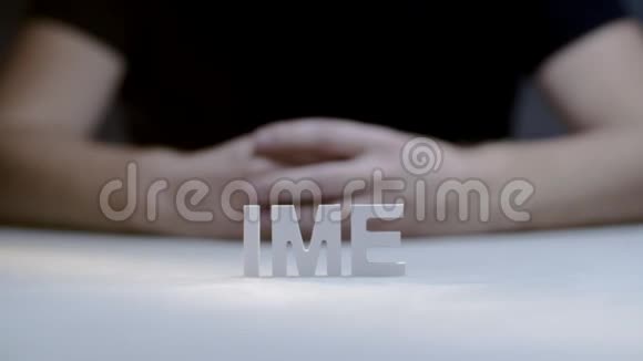 男性用白色字母在灰色背景下合成单词时间视频的预览图