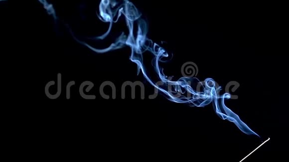 香棒在黑色的背景上燃烧和冒烟从香中冒烟慢动作视频的预览图