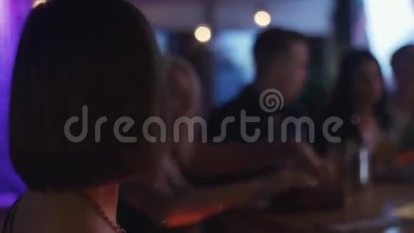 布鲁内特女孩戴着眼镜在酒吧里跳舞在夜总会的聚会上作弊视频的预览图