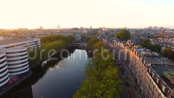 阿姆斯特丹运河上空的日出视频的预览图