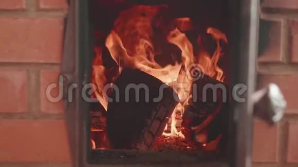 炉门打开时火焰的漩涡慢镜头视频的预览图