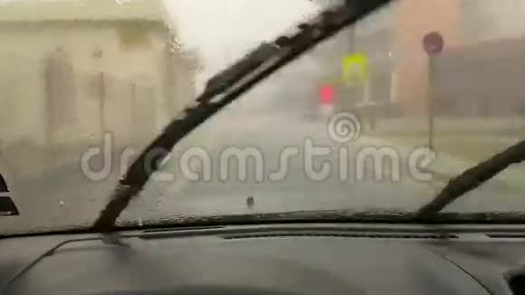 在暴雨和冰雹的极端自然条件下驾驶城市视频的预览图