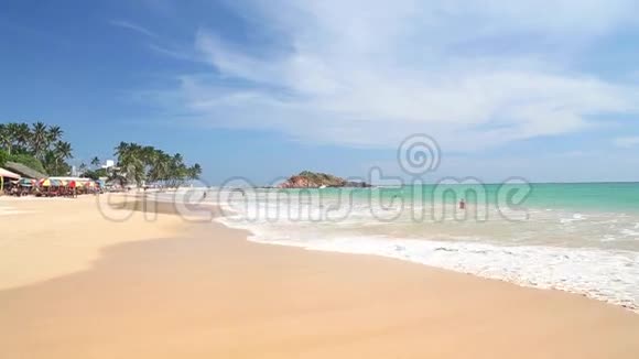 米里萨斯里兰卡2014年三月美丽的沙滩和清澈的水在米里萨斯里兰卡s最繁忙的游客之一视频的预览图