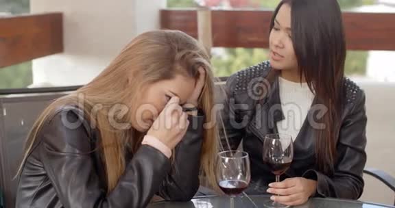 一对悲伤的女人喝酒视频的预览图