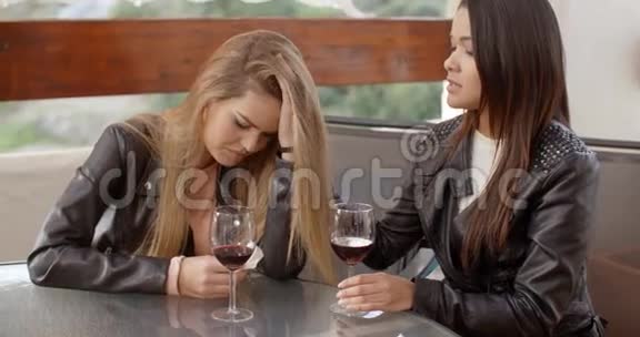 一对悲伤的女人喝酒视频的预览图