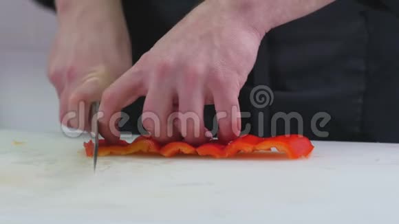 厨师准备一盘蔬菜视频的预览图